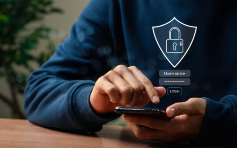 Arnaque en ligne et banque : 2 précautions valent mieux qu'une !