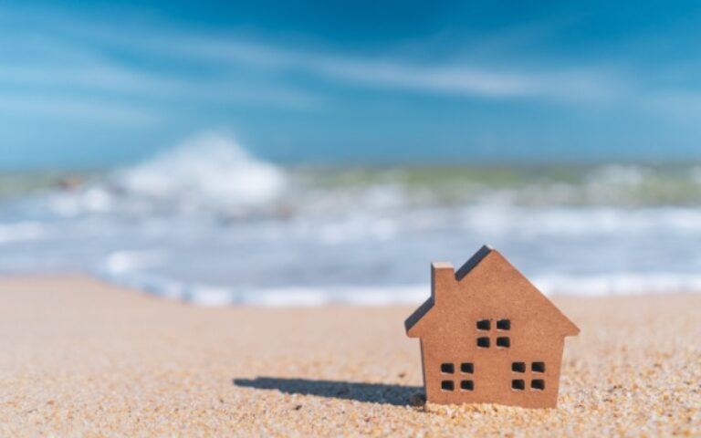 Vente d’une résidence secondaire : une exonération, sous conditions ?