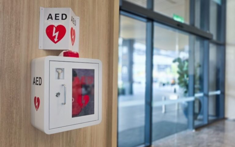 Installation d’un défibrillateur : de plus en plus d’ERP concernés
