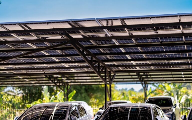 Loi de simplification de l’urbanisme : du nouveau pour la solarisation des parkings !