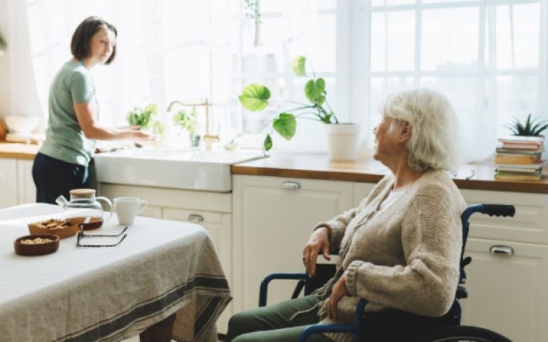 Aide à domicile : l’âge d’accès à l’avantage social est réhaussé