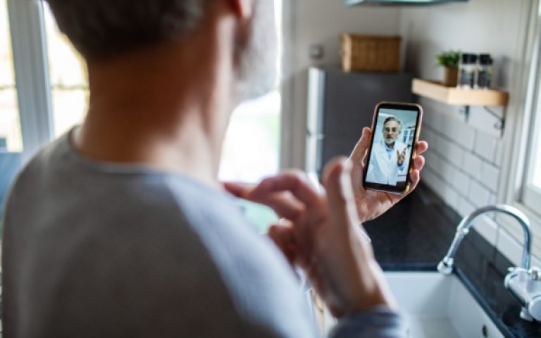Fraude aux arrêts de travail : du nouveau en matière de télémédecine et de contre visite médicale